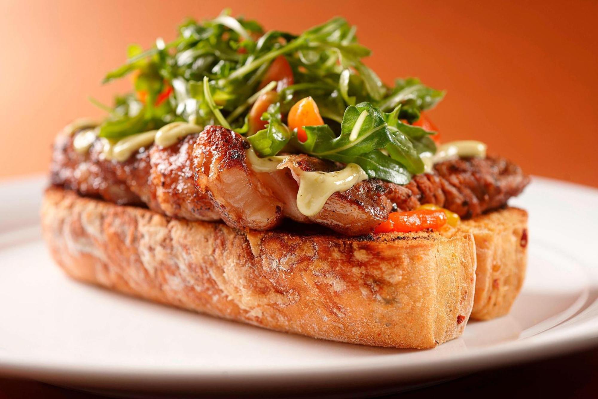 Le Méridien Kuala Lumpur Extérieur photo A steak salad