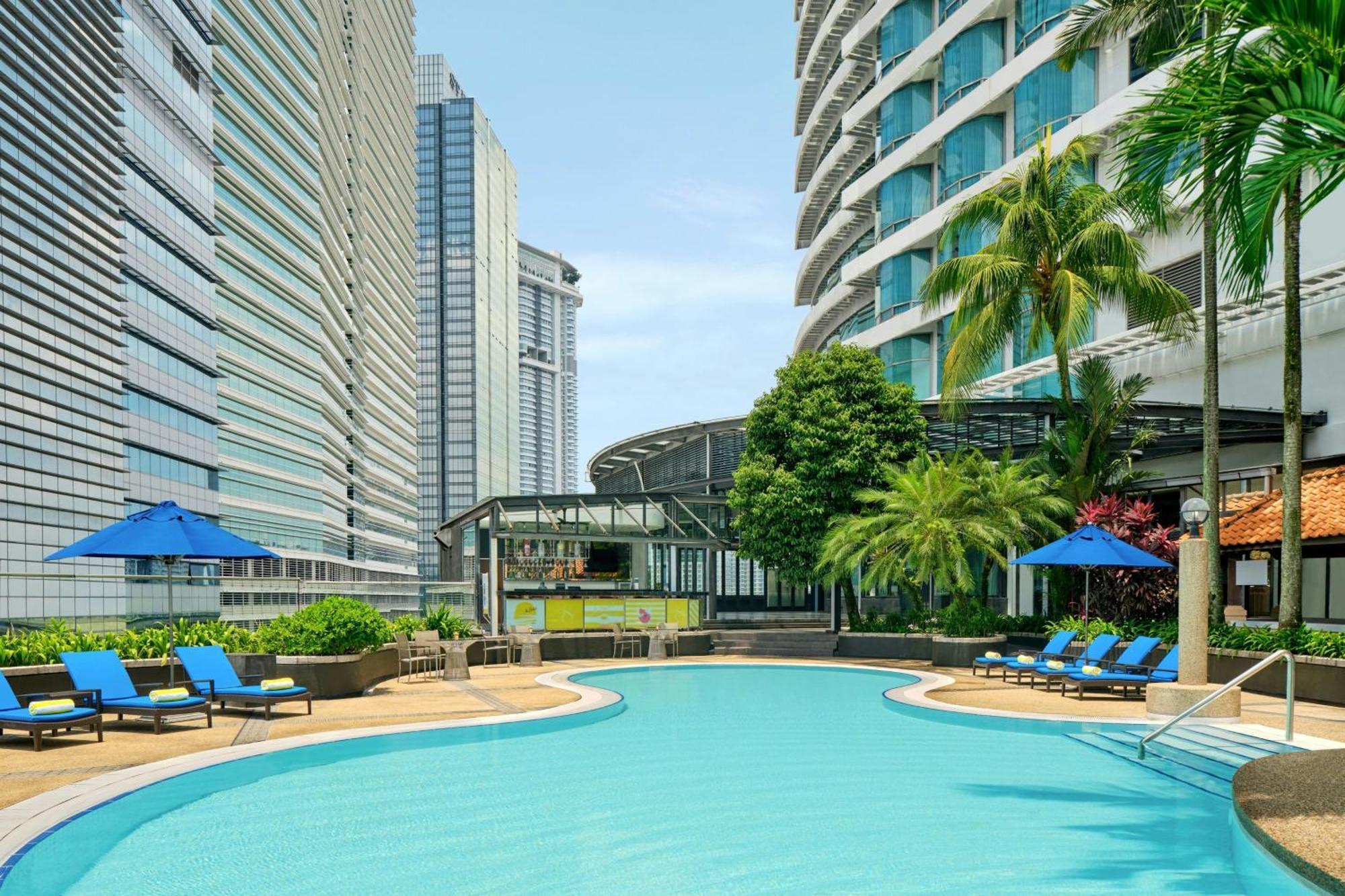 Le Méridien Kuala Lumpur Extérieur photo The pool at the hotel