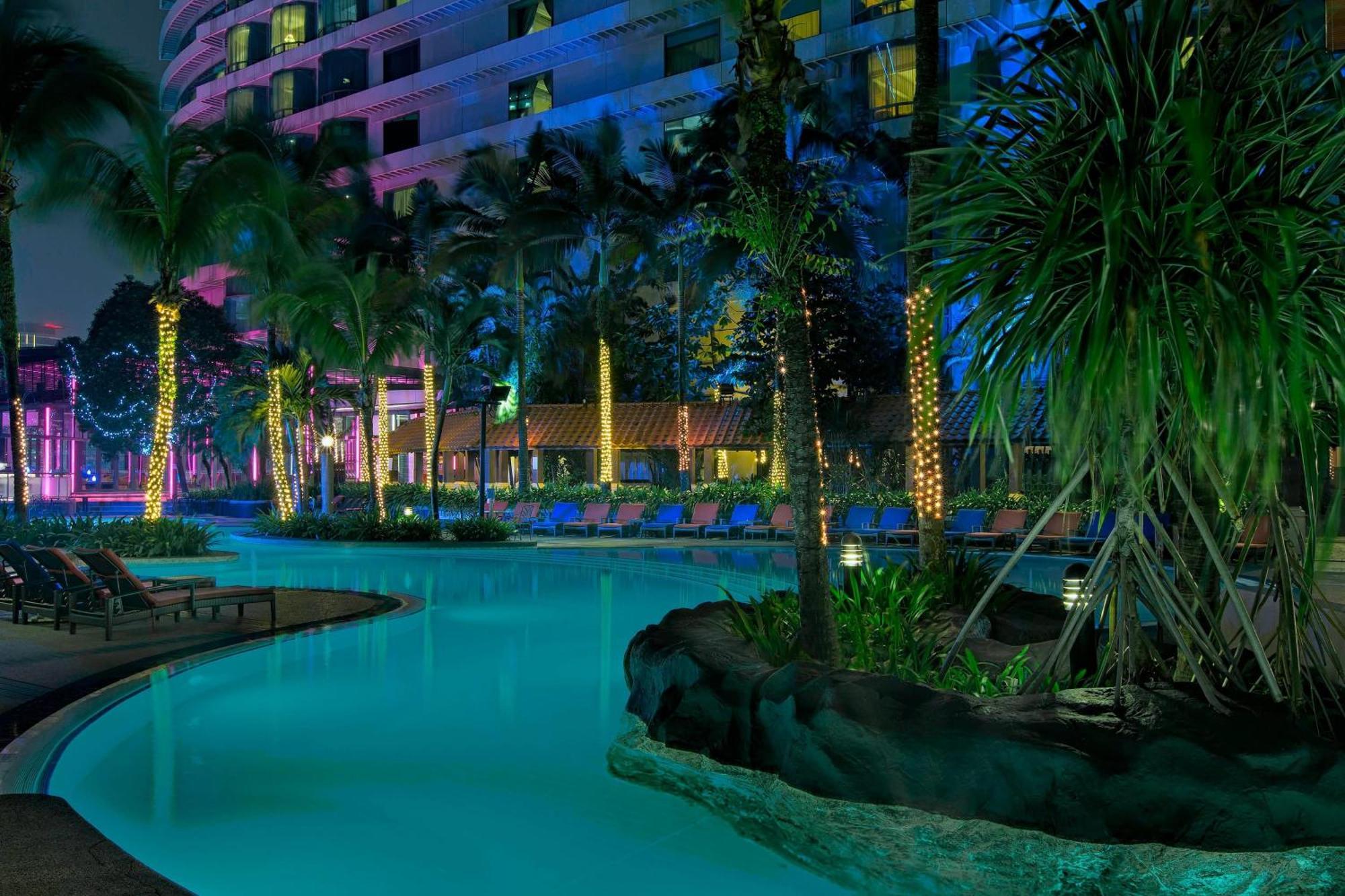 Le Méridien Kuala Lumpur Extérieur photo The pool at the Royal Paragon Hotel