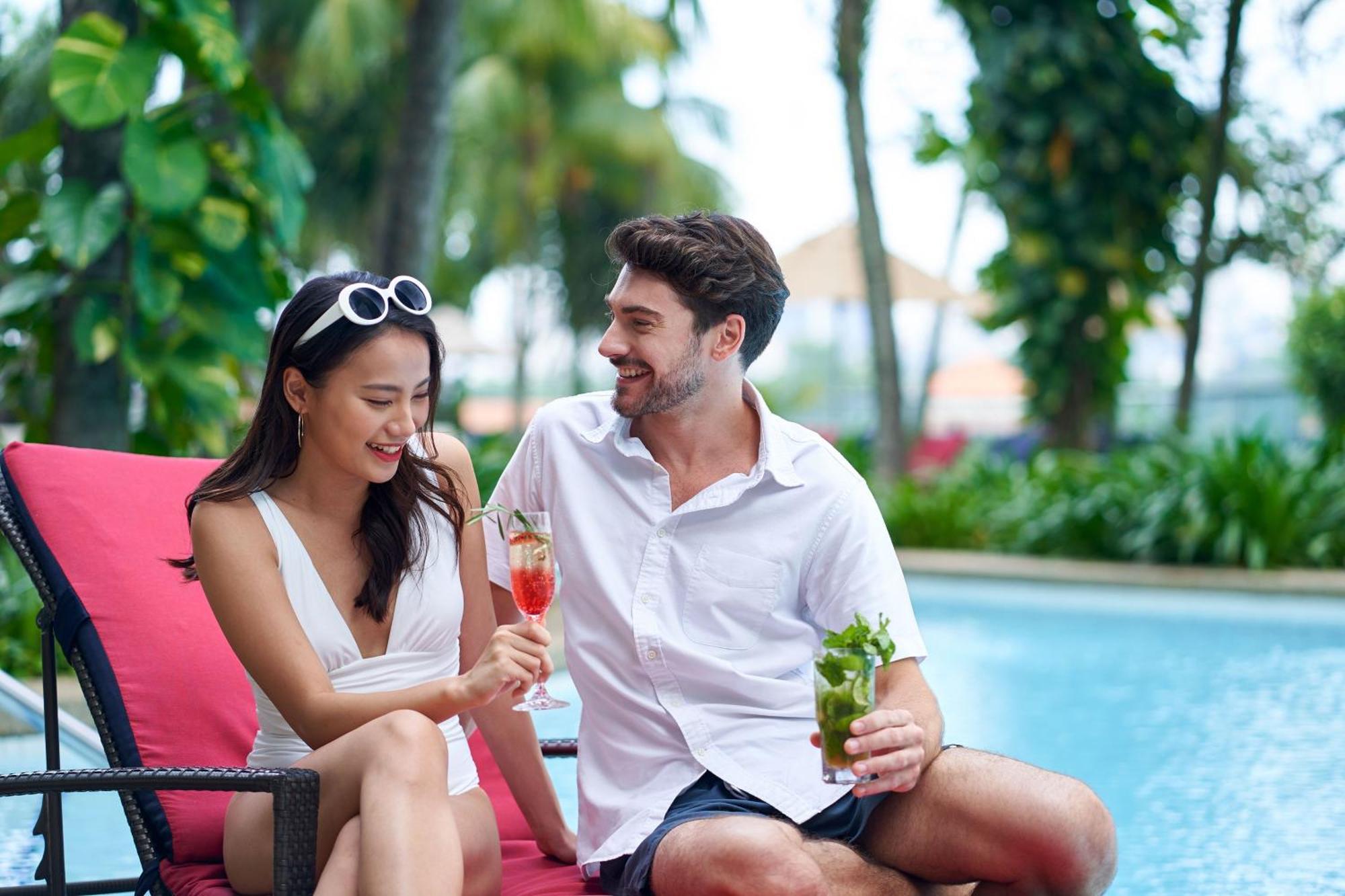 Le Méridien Kuala Lumpur Extérieur photo A couple at a poolside lounge