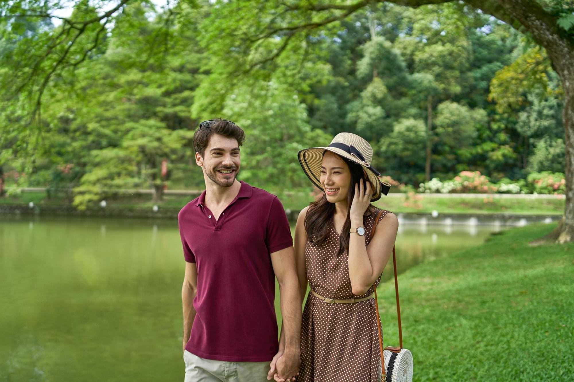 Le Méridien Kuala Lumpur Extérieur photo A couple at the park