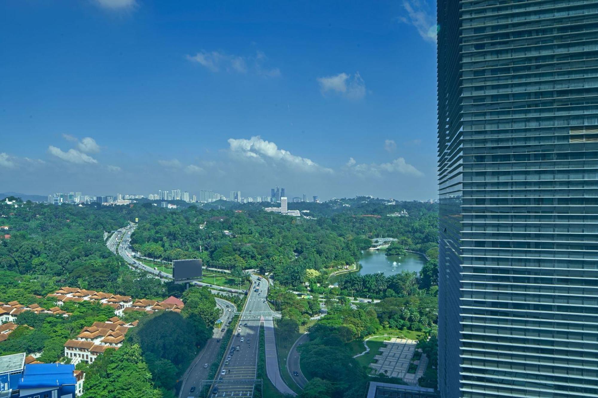 Le Méridien Kuala Lumpur Extérieur photo View of the KL Forest City from the KL Tower