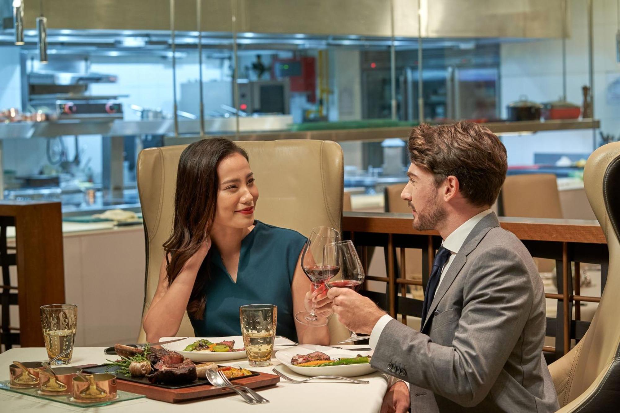 Le Méridien Kuala Lumpur Extérieur photo A couple dining at the restaurant