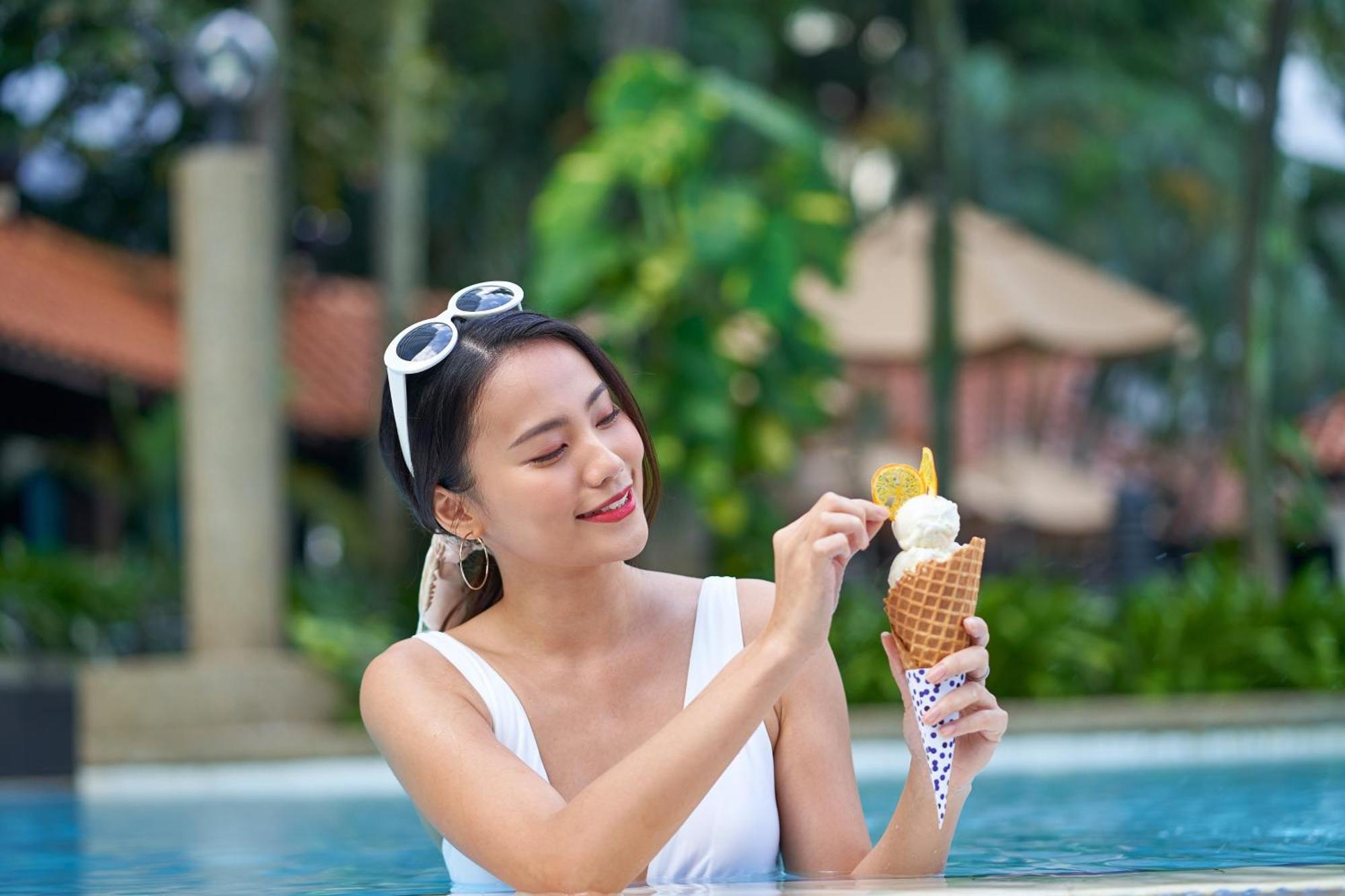 Le Méridien Kuala Lumpur Extérieur photo A woman eating ice cream